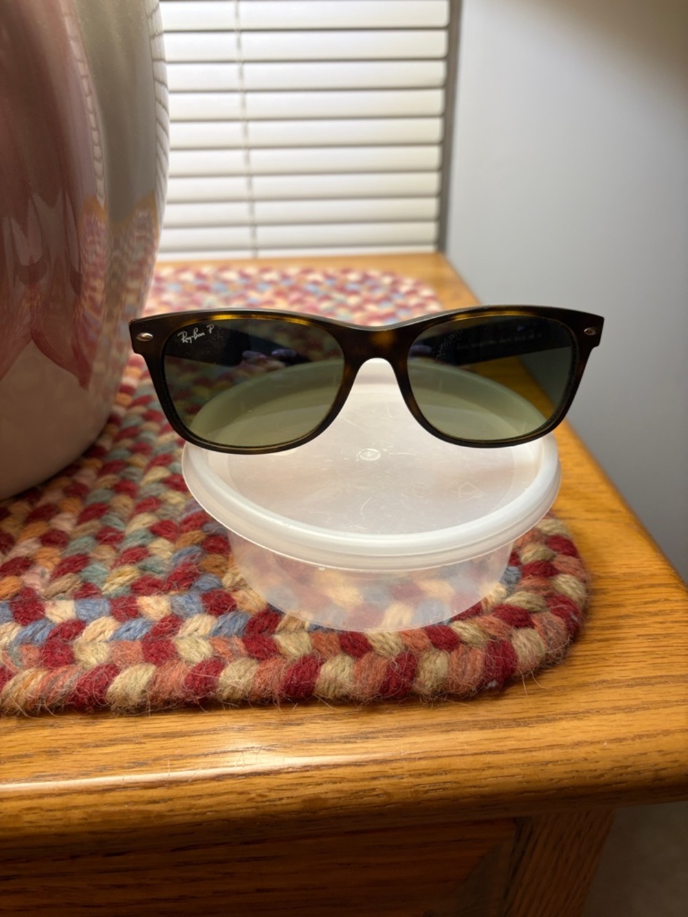Ray-Ban Black Frame Sunglasses with Green Lenses ( classic )